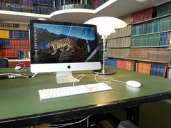 Ein Computer in der Bibliothe