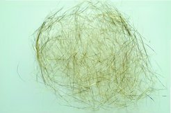 Ultradünne Goldfasern mit einer Dicke von unter 10 μm, die mit Hilfe der Mikro-Metallfaser-Technologie hergestellt wurden.