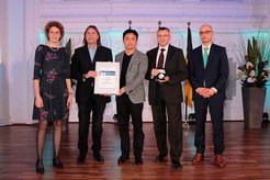 Dr. Daniela Späth-Zöllner (links), Jurymitglied und Tochter von Lothar Späth mit den Zweitplatzierten. Im Bild von links: Dr. Klaus Weishaupt, Dr. Zhaolu Diao (Nanopta GmbH), Prof. Dr. Robert Brunner (Ernst-Abbe-Hochschule Jena), Prof. Dr. Joachim Spatz (Max-Planck-Institut Heidelberg) (Foto: Wolfgang List)