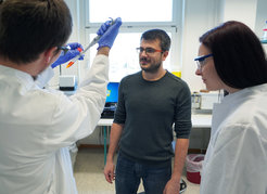 Julien Hiblot discussing a project with students in the lab.