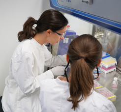 Elisa D'Este with a PhD student in the lab.