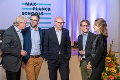 Gelungener Auftakt: Chemie-Nobelpreisträger Stefan Hell (Mitte) im Gespräch mit Max-Planck-Vize-Präsident Ferdi Schüth und den Studierenden Niklas Rindtorff, Karl Michael Ziems und Bojana Grujičić (von links nach rechts).
