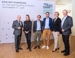 Auch die Wissenschaftsministerin Anja Karliczek nahm an der Veranstaltung teil, hier im Bild mit Max-Planck-Prädident Martin Stratmann, Studierenden und Vize-Präsident Ferdi Schüth (von links nach rechts). Vom Bundesministerium für Bildung und Forschung (BMBF) wird die Initiative mit 45 Millionen Euro gefördert.
