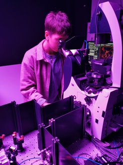 Jessica Matthias working on the STED microscope at the MPIMR.