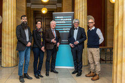 Von links: Prof. Dr. Stefan Klumpp, Prof. Dr. Sarah Köster, beide Fakultät für Physik der Universität Göttingen, Prof. Dr. Bernhard Eitel, Rektor der Universität Heidelberg, Prof. Dr. Metin Tolan, Präsident der Universität Göttingen, und Prof. Dr. Joachim Spatz, Sprecher der Max Planck School Matter to Life und Direktor am MPI für medizinische Forschung.