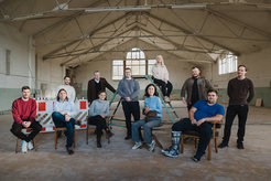 A winning team: The original Batene team in the Wendlingen hall, the current production site for nonwovens crafted from copper and aluminum. These metal fleeces serve as contact materials in batteries, markedly enhancing their efficiency and cost-effectiveness. Automotive and battery manufacturers have already expressed keen interest in this transformative technology.