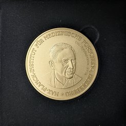 Die Otto-Meyerhof-Medaille mit dem Porträt des Nobelpreisträgers (© MPImF)