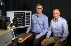 Dr. Steffen Sahl und Prof. Dr. Stefan Hell an einem MINFLUX-Mikroskop.